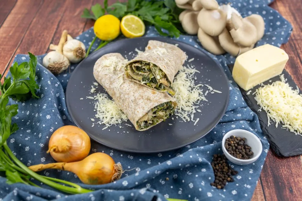 Tortilla se špenátovou směsí a houbami