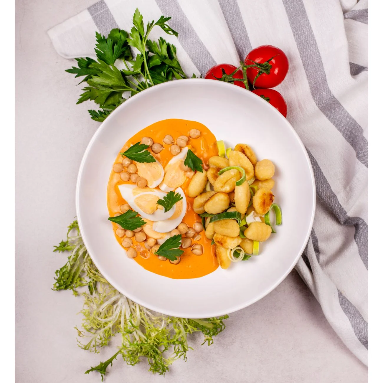 Chickpeas with paprika, egg and gnocchi