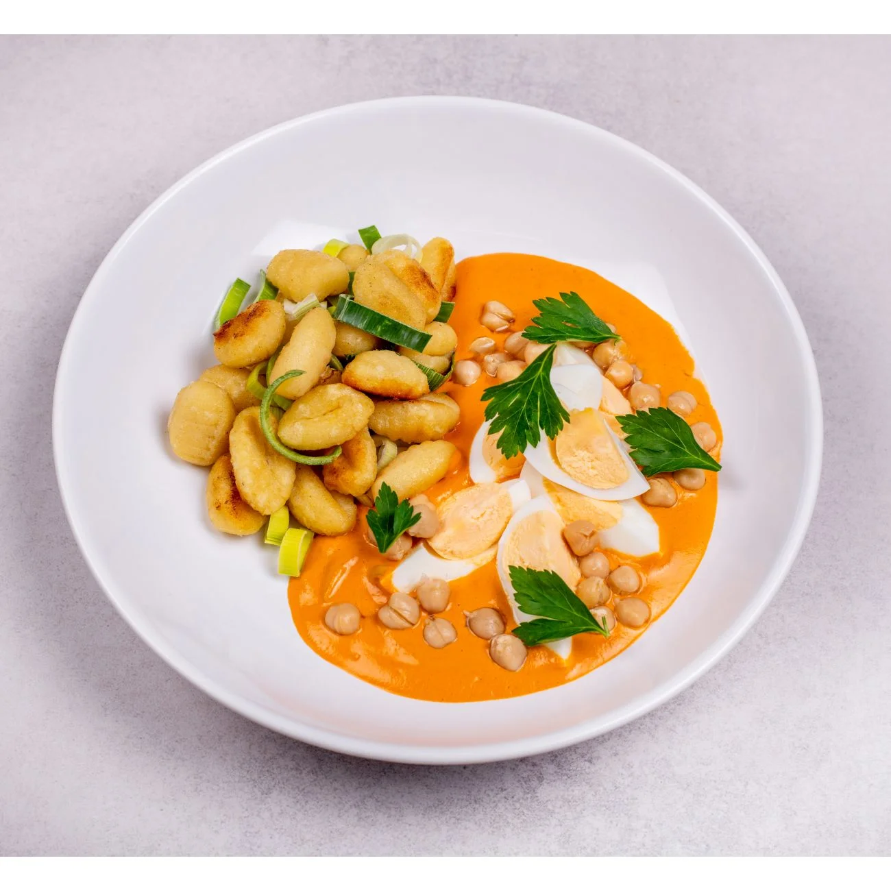 Chickpeas with paprika, egg and gnocchi
