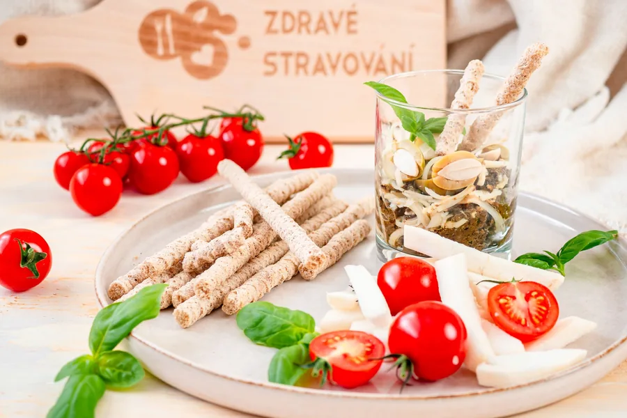 Celozrnné tyčinky s cherry rajčaty a sýrem, program Kombi week