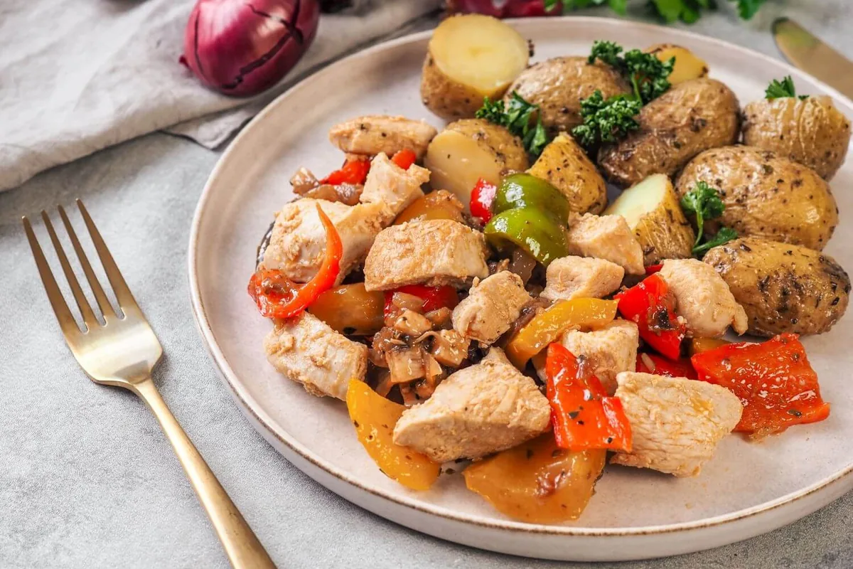 Kuřecí s anglickou slaninou, cibulí, paprikou a pečenými brambory, program Bez mléka